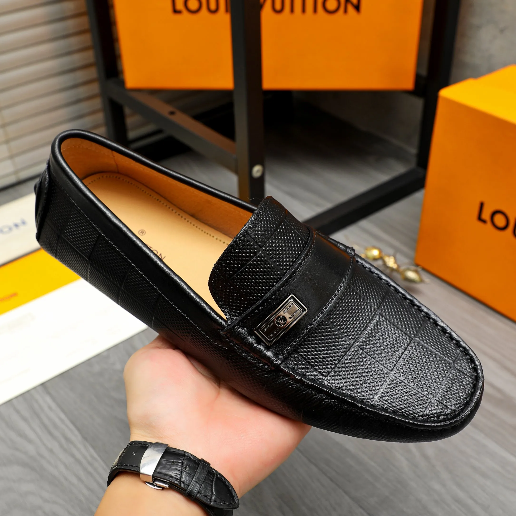 Men's shoes 💰380 Product trademark: LV "Louis Vuitton" casual slip-on shoes Regular size: 38-45 (45 is custom-made and non-returnable) Product materials: Selected embossed cowhide upper, pigskin lining, rubber outsole